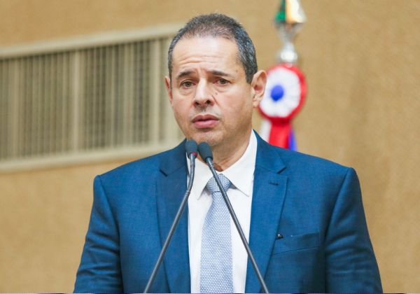 “A convivência com as promessas não cumpridas de Jerônimo ajudou a transformar Adolpho no maior loroteiro da Bahia”, diz Nelson Leal