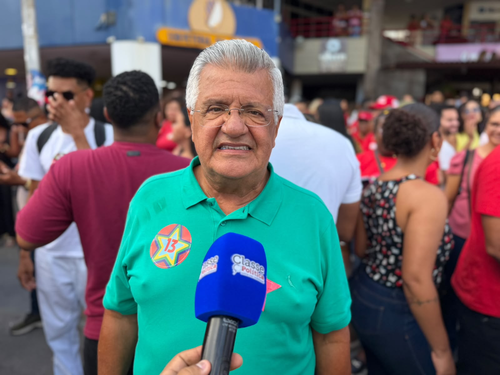“A luta da Bahia é a reeleição de Lula”, diz Bacelar durante caminhada em Salvador
