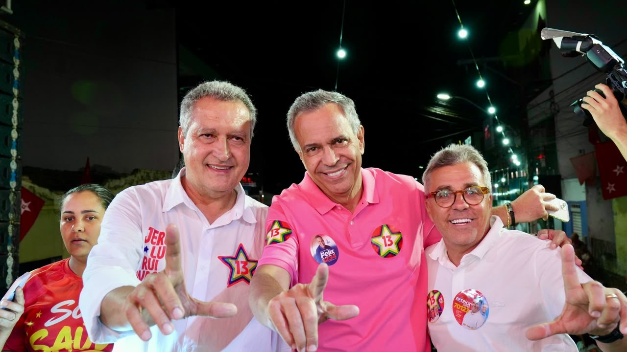 Ao lado de Félix Mendonça, Rui Costa participa de comício e carreata em Maracás