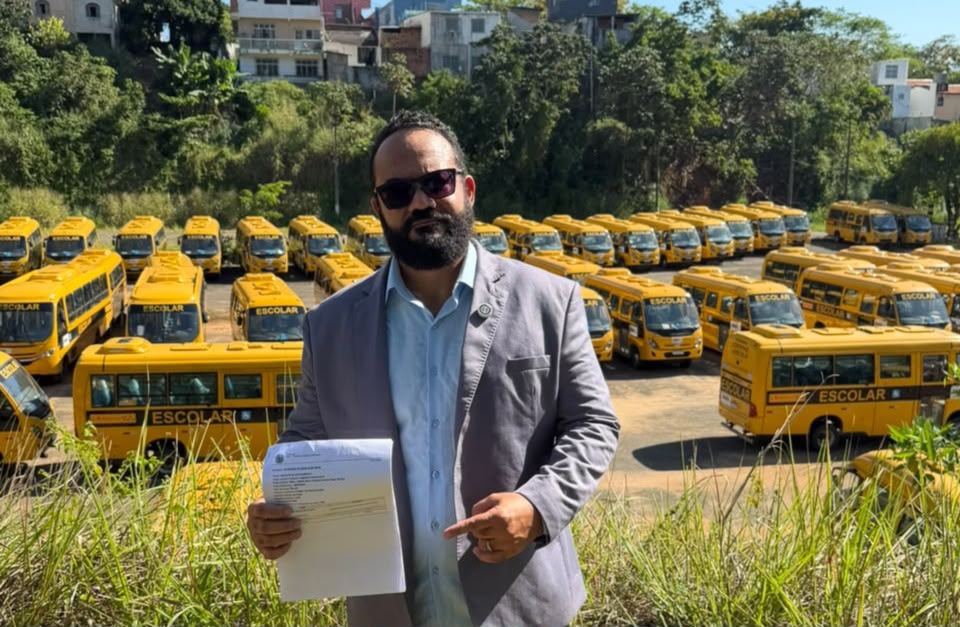 Após TJ-BA suspender restrição, Leandro de Jesus descobre ônibus escolares e veículos oficiais abandonados em Salvador