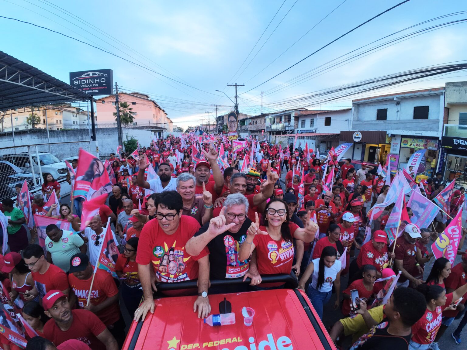 Caetano reúne apoiadores em caminhada nos Phocs e pede votos para aliados