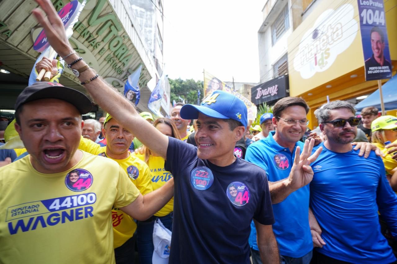 Com ACM Neto, caminhada do 44 arrasta multidão pelas ruas de Vitória da Conquista
