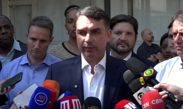 Dino sequestrou Dark Horse para usá-lo contra mim, diz Flávio Bolsonaro