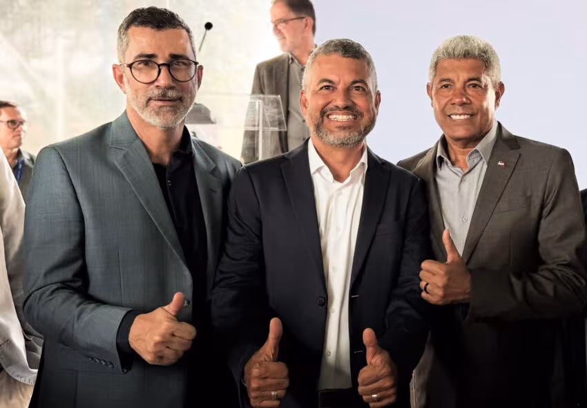 Elmo Vaz defende Embasa pública ao lado de Jerônimo em evento de 55 anos da empresa