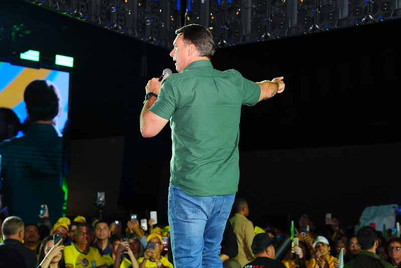“Eu sou o presidente eleito”, afirma Flávio Bolsonaro em carta ao povo brasileiro