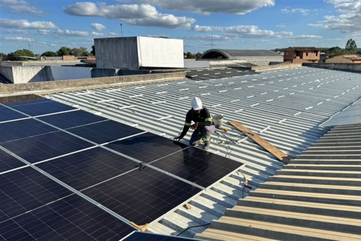 Eunápolis inicia instalação de energia solar em escolas da rede municipal