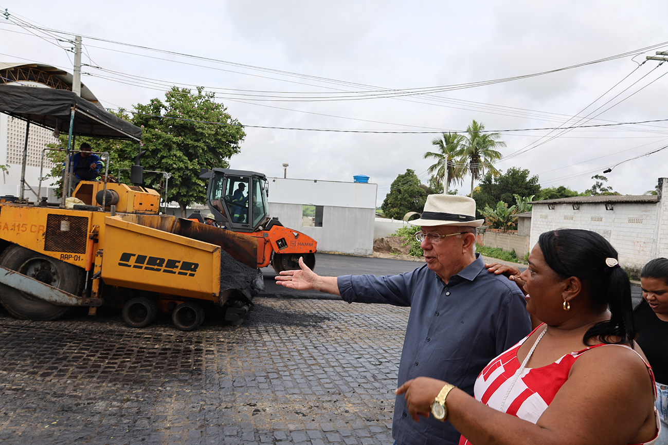Feira de Santana: Zé Ronaldo acompanha pavimentação asfáltica das ruas no entorno da Praça do Limoeiro