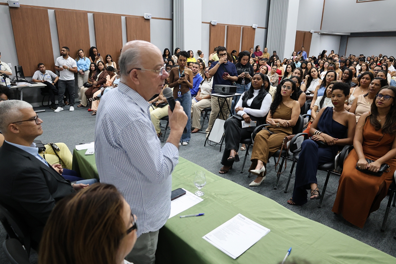 Feira: Zé Ronaldo dá posse a mais 128 professores concursados