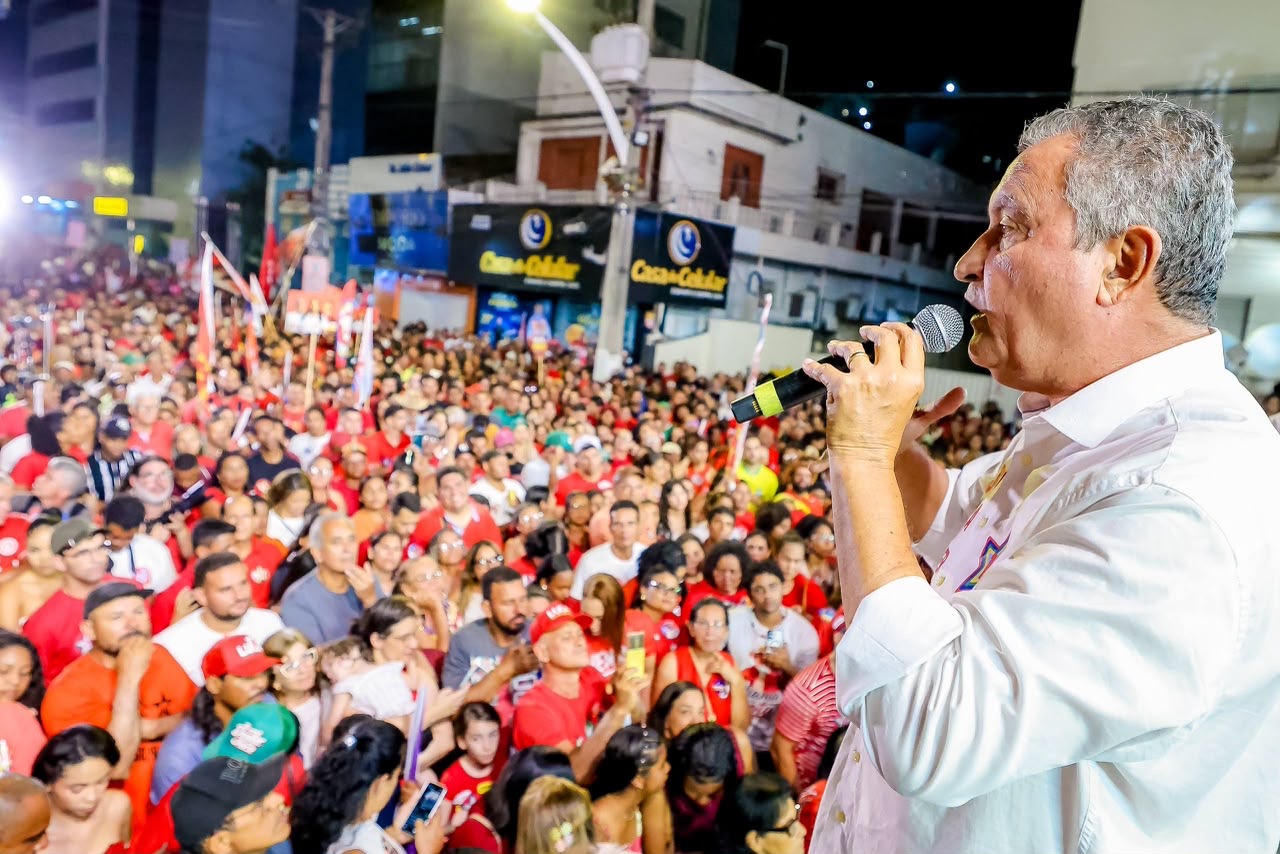 Flávio Bolsonaro é pior que o pai, diz Rui ao alertar para risco de milícia na Presidência