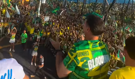 Flávio Bolsonaro reúne lideranças da oposição durante caminhada em Salvador