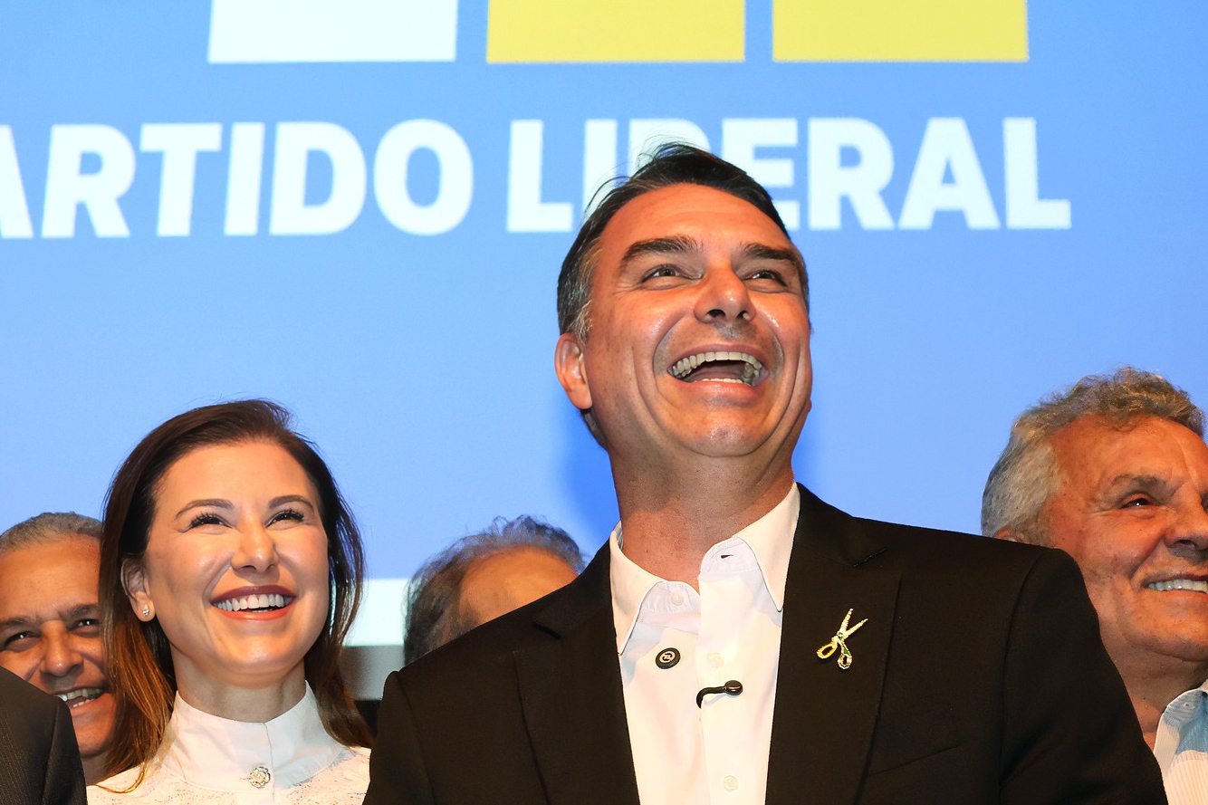 Flávio Bolsonaro sobre combate ao crime: Bandido será tirado de circulação em pé ou deitado