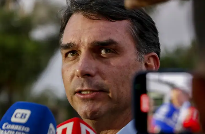 Flávio visita Jair Bolsonaro e diz que ele está bem; Michelle havia relatou piora
