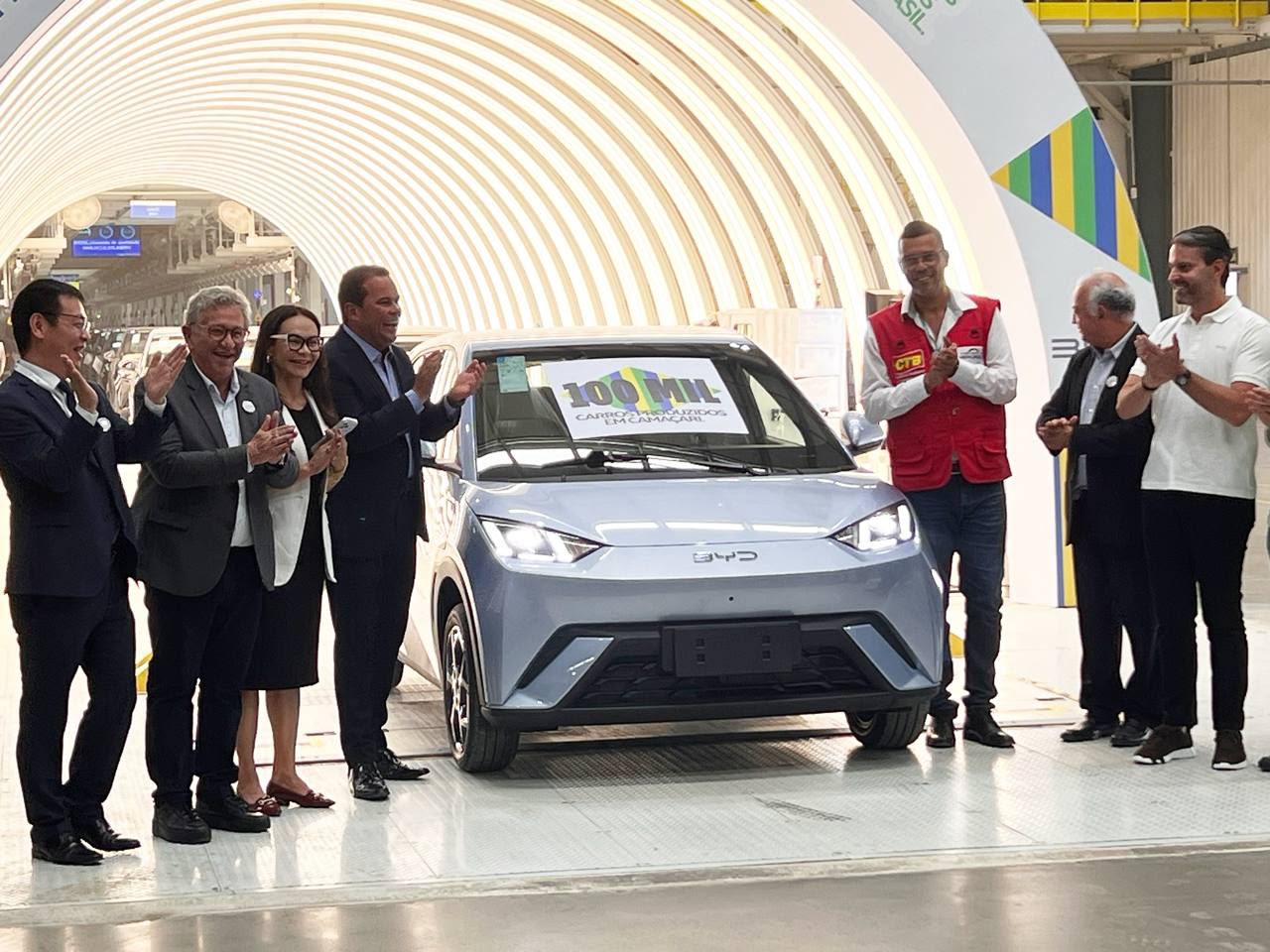 Geraldinho celebra produção de 100 mil veículos da BYD na Bahia com geração de 5.500 empregos