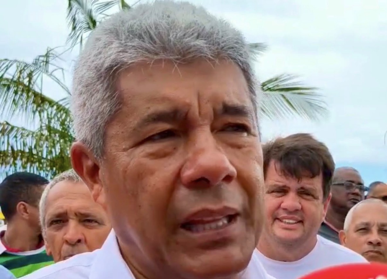 Jerônimo critica Trump e Flávio Bolsonaro por tarifaço: “O Brasil não vai baixar a cabeça”