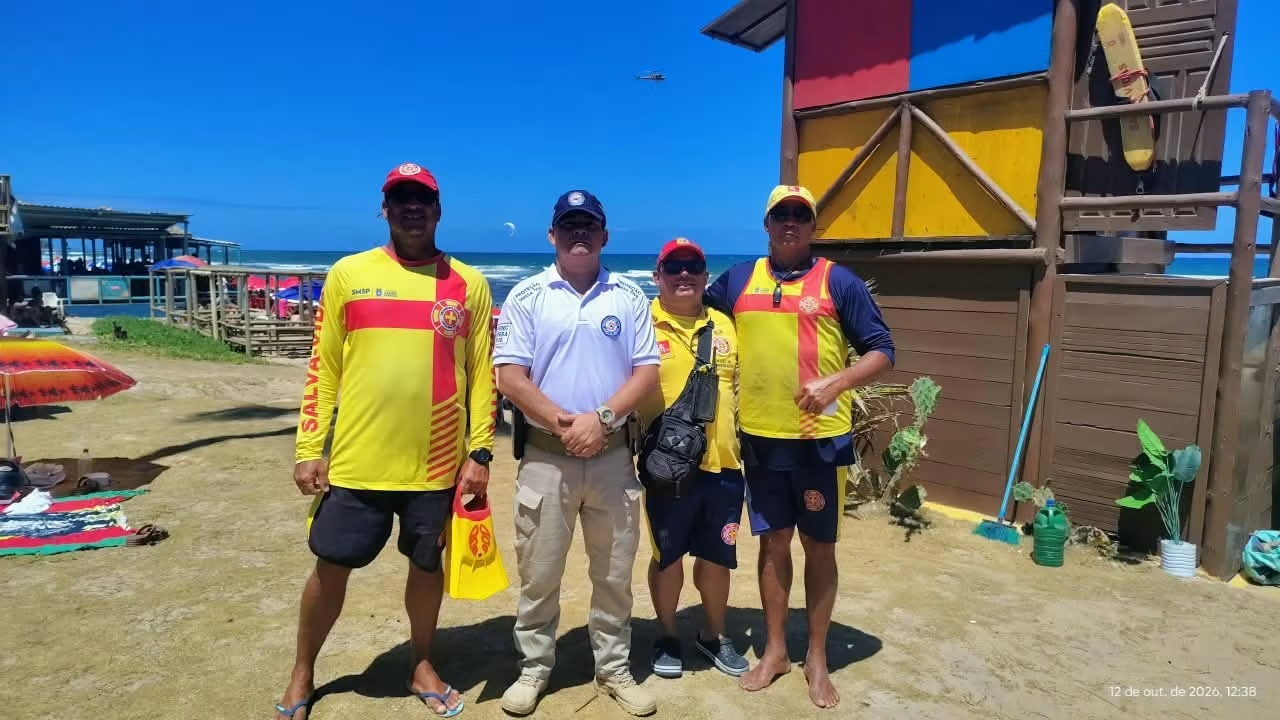 Lauro de Freitas distribui pulseiras de identificação para reforçar segurança de crianças nas praias