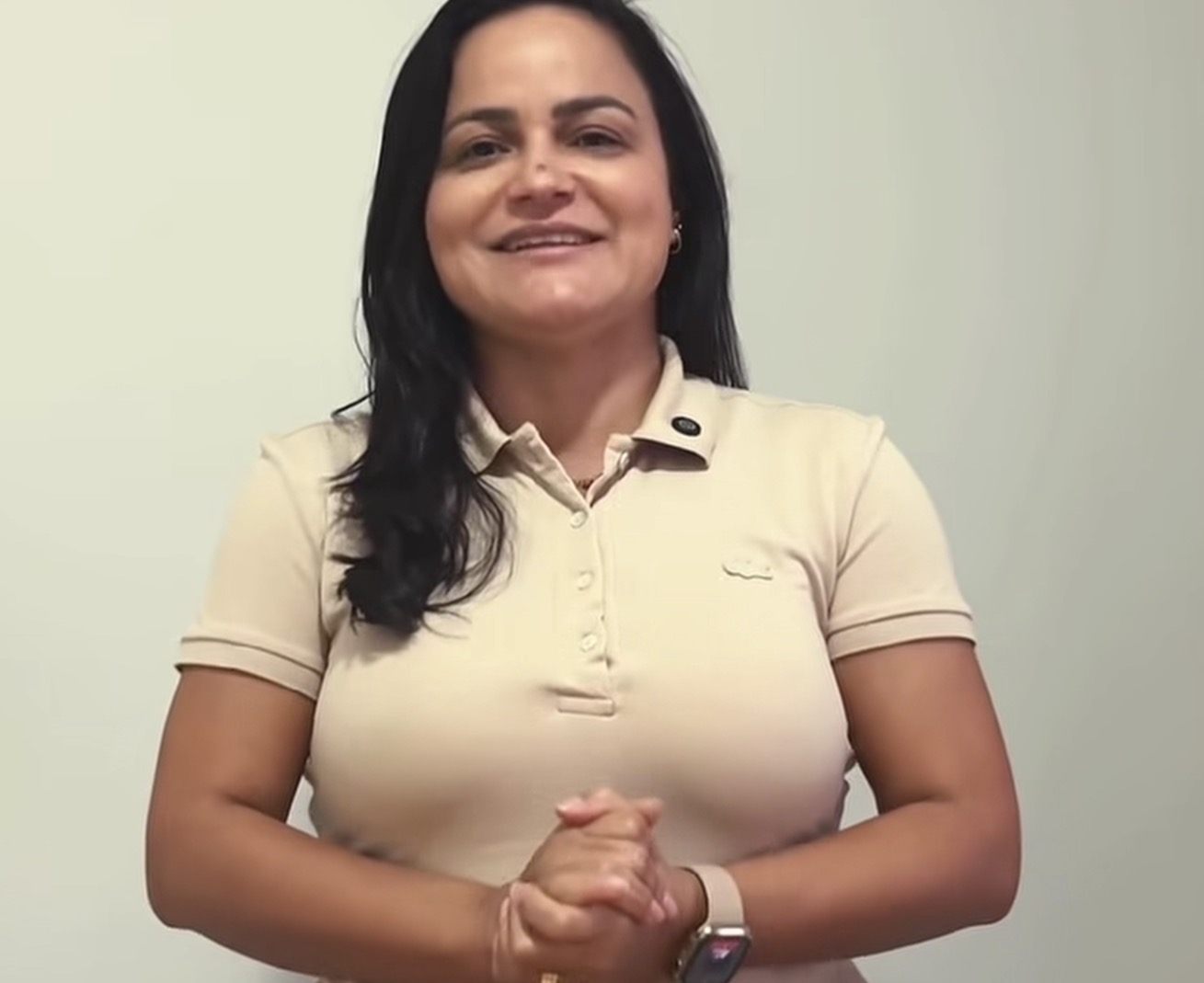Lauro de Freitas: “Mais tecnologia, organização e eficiência”: Débora anuncia 40 celulares para professores