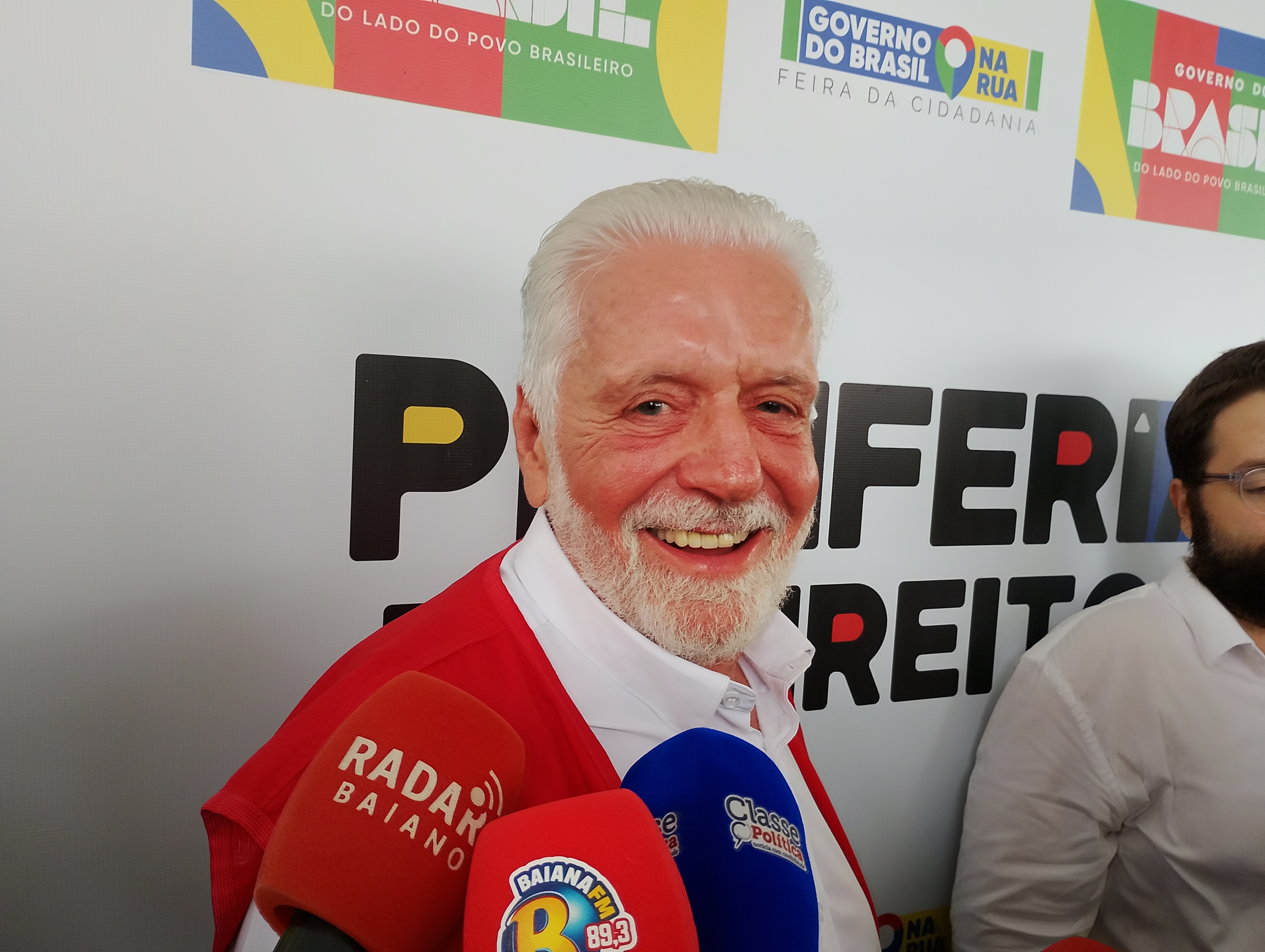 “O povo brasileiro tem soberania e não vai aceitar interferência”, diz Jaques Wagner sobre cenário eleitoral