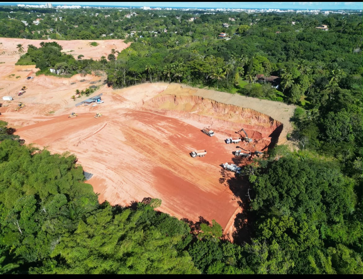 Obra da primeira Maternidade Municipal de Lauro de Freitas avança com serviços de terraplanagem