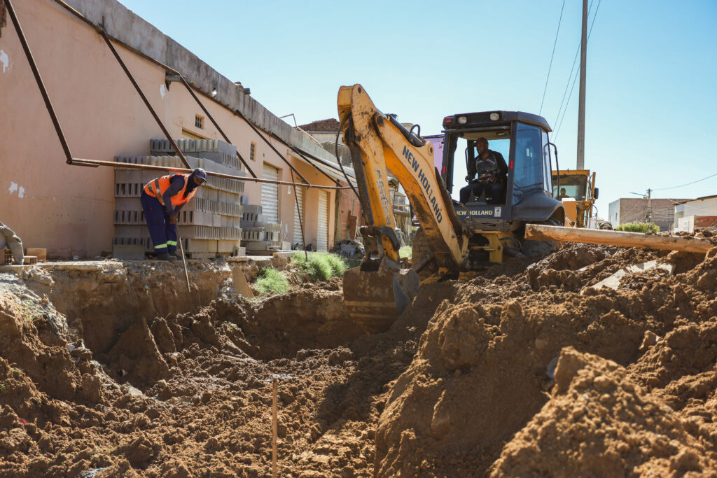 Obras de requalificação da Avenida Ozelina Dias afetam abastecimento em Juazeiro