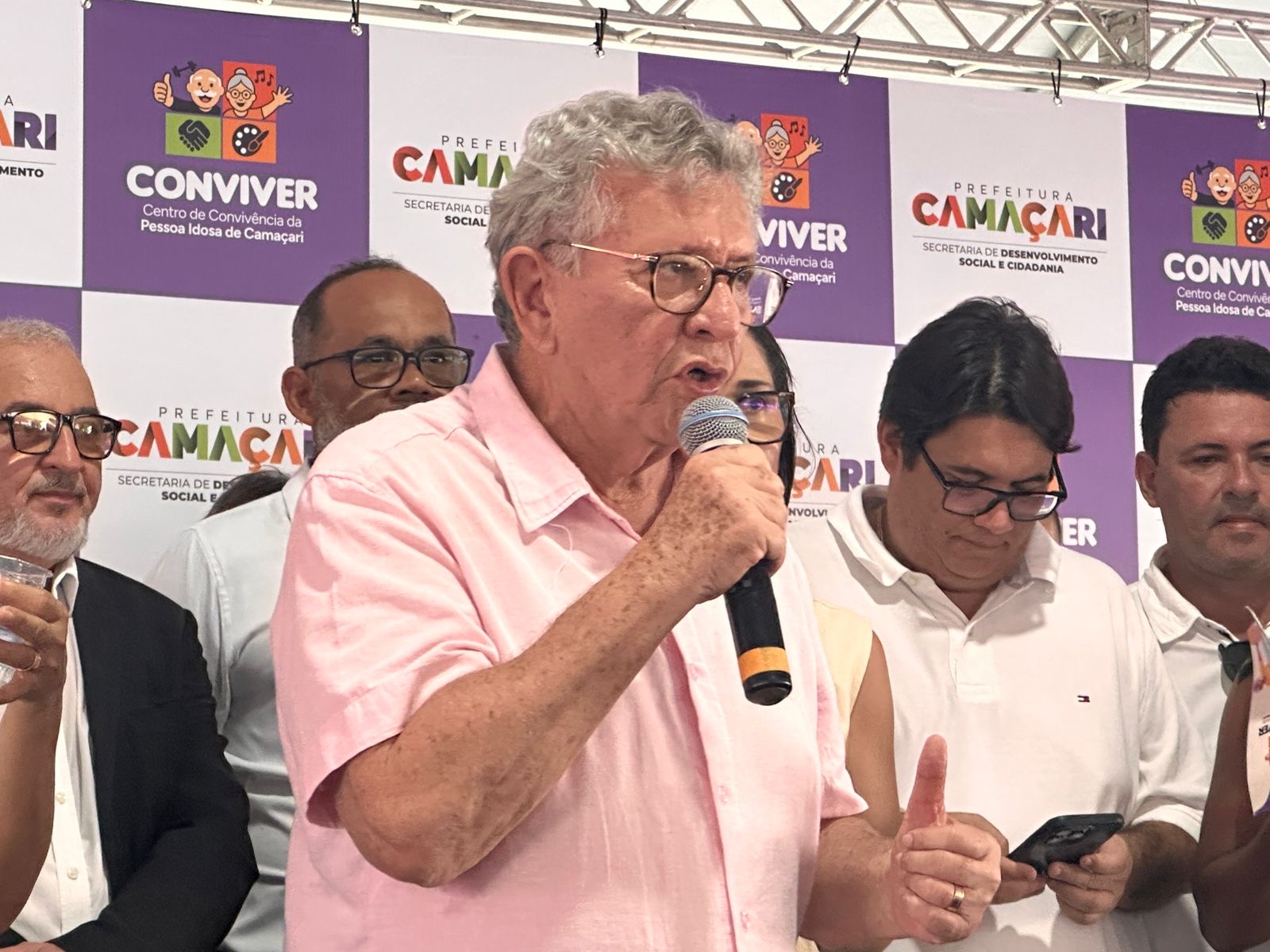 “Patrão é o povo”, diz Caetano ao cobrar bom atendimento no serviço público