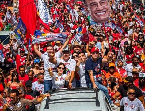 Prefeito de Brumado faz caminhada com deputados em apoio à reeleição de Jerônimo