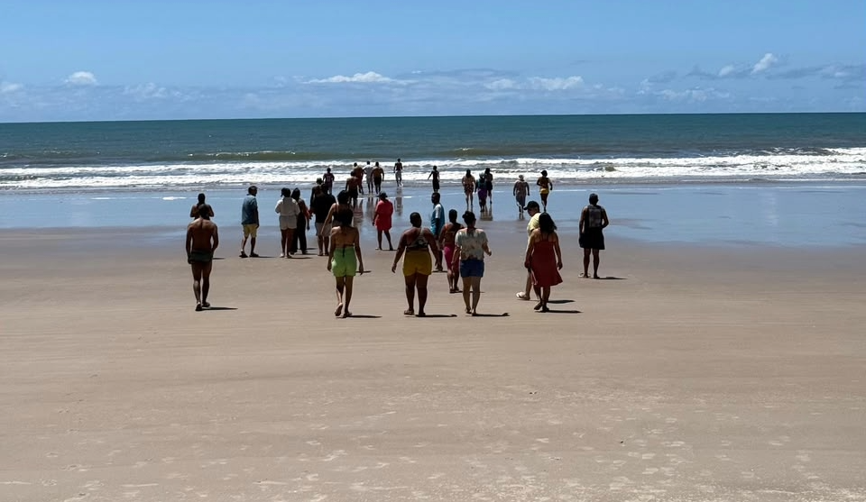 Prefeitura de Valença promove jornada especial de acolhimento para os pacientes do CAPS II José Leal na praia do Guaibim