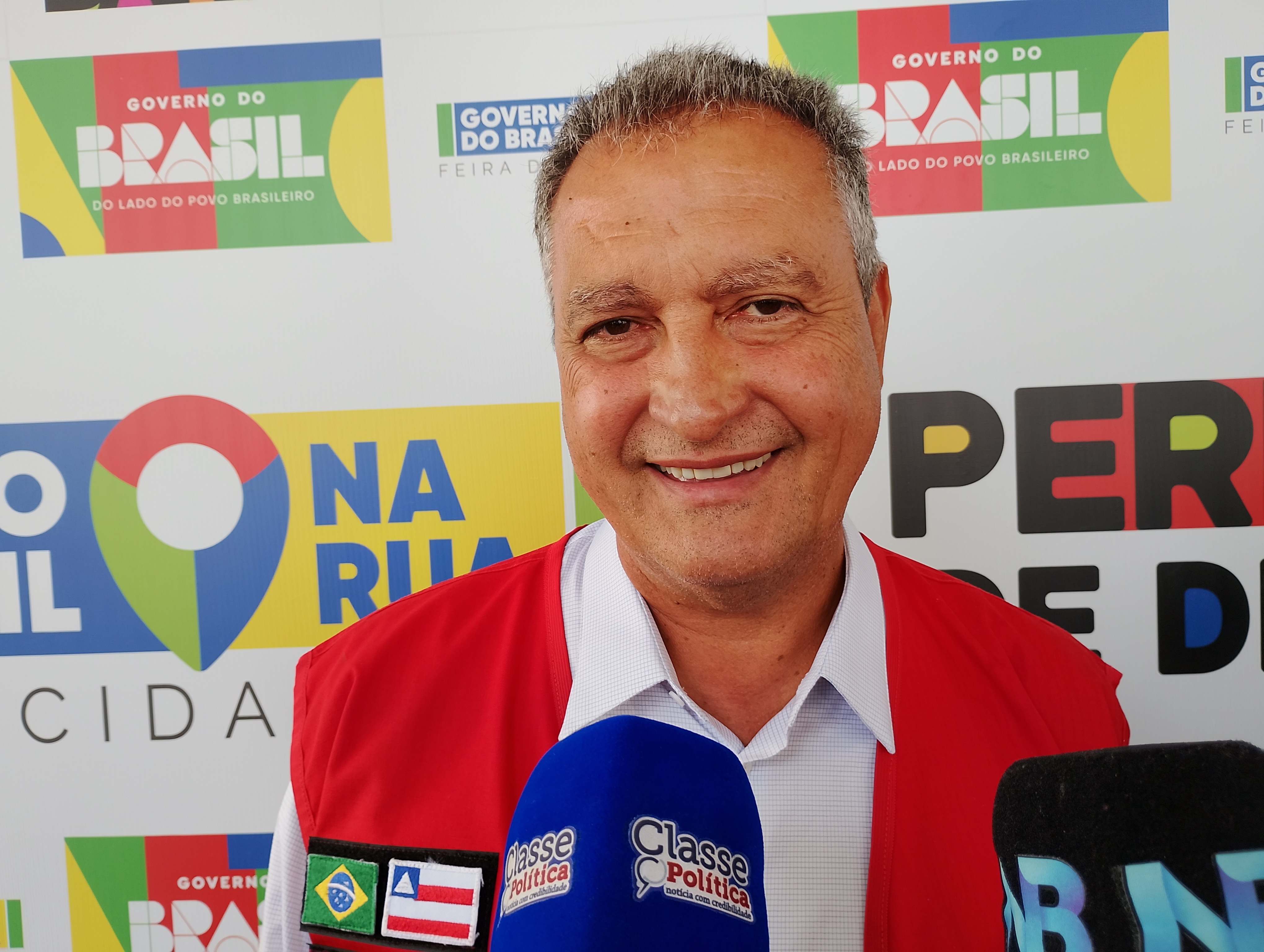 “Prefiro os vídeos dele elogiando o governo do que  às críticas desesperadas”, rebate Rui Costa