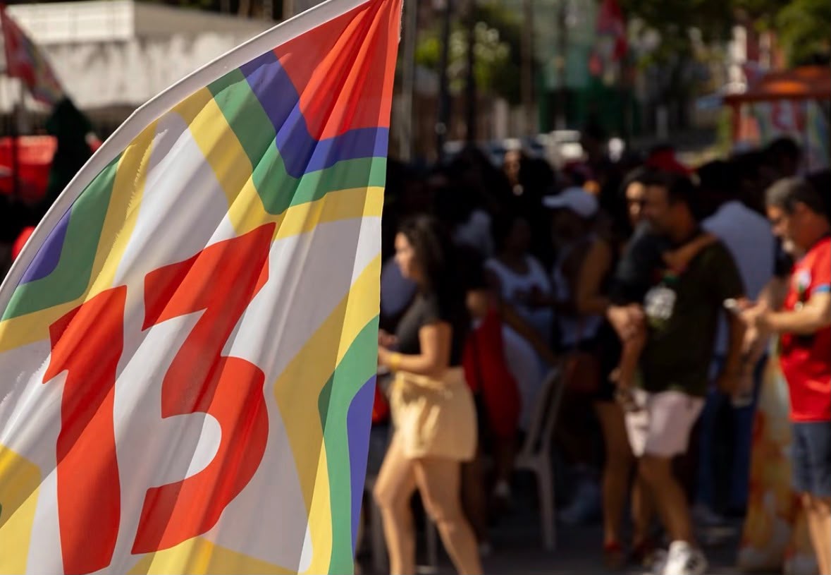 PT Bahia celebra aniversário de Lula com evento de samba no Rio Vermelho