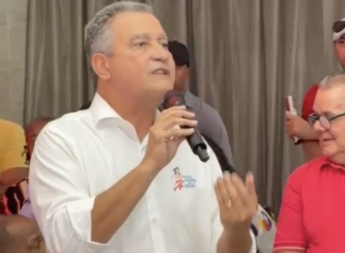 Rui Costa defende campanha “pé no chão” e critica bandeiraço e carreata em Salvador