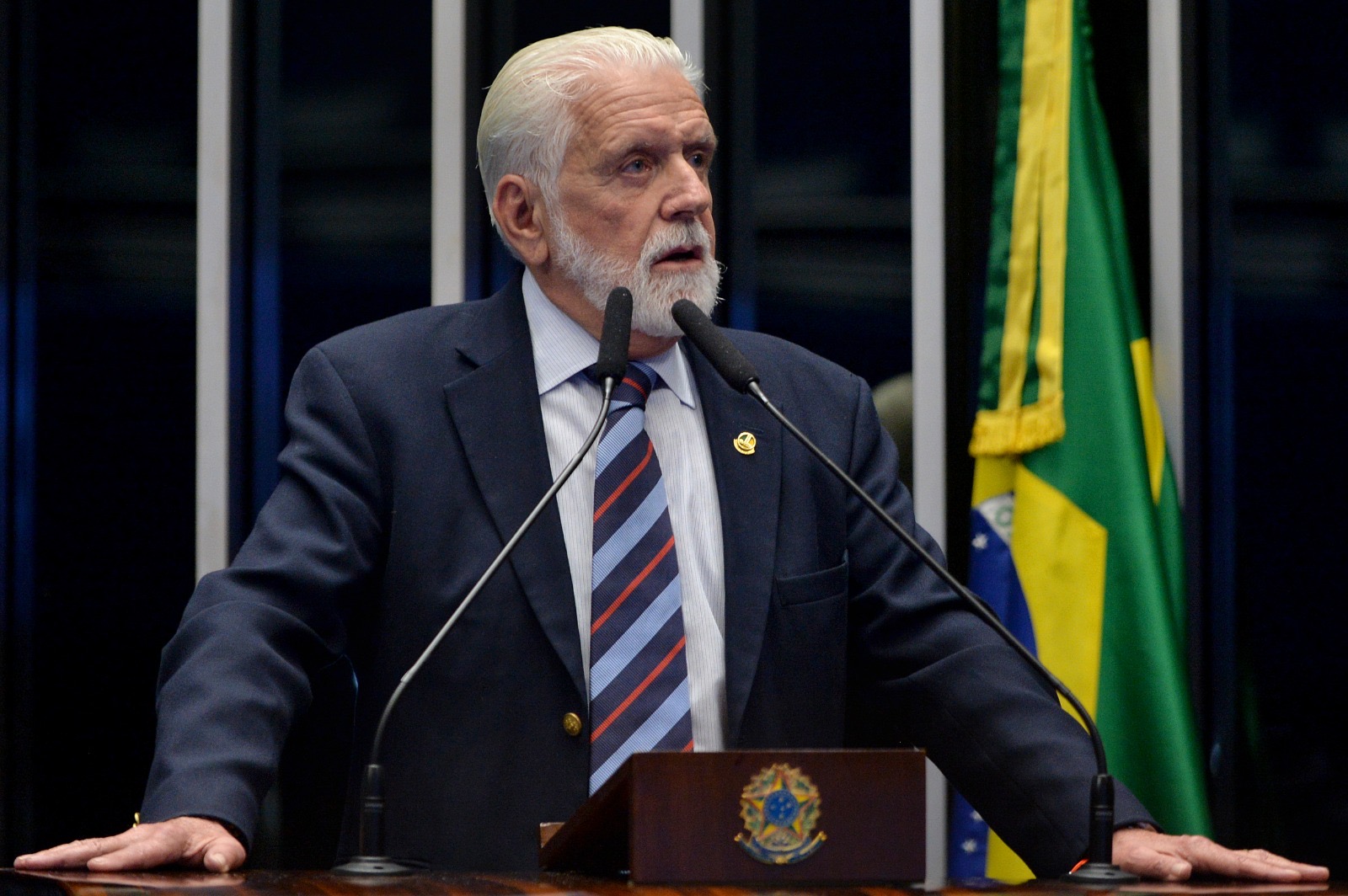 Um ano após tarifaço, Wagner critica expedição de Flávio Bolsonaro aos EUA e defende soberania nacional
