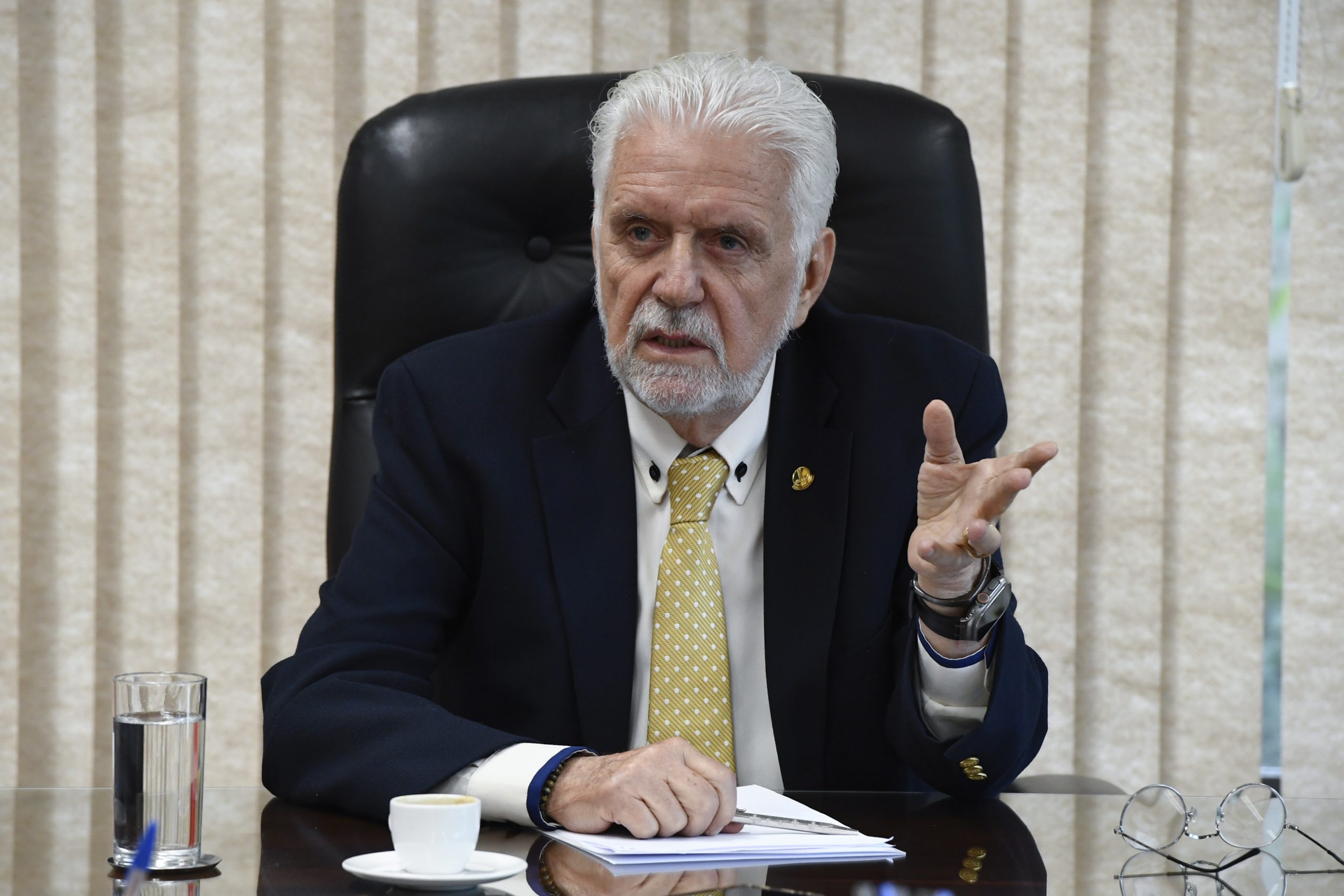 Wagner: Flávio Bolsonaro empurra Master para PT, mas ninguém na Bahia é campeão de rachadinha
